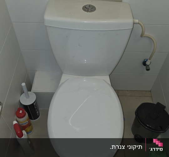 אסלה עם חומרי ניקוי בצד
